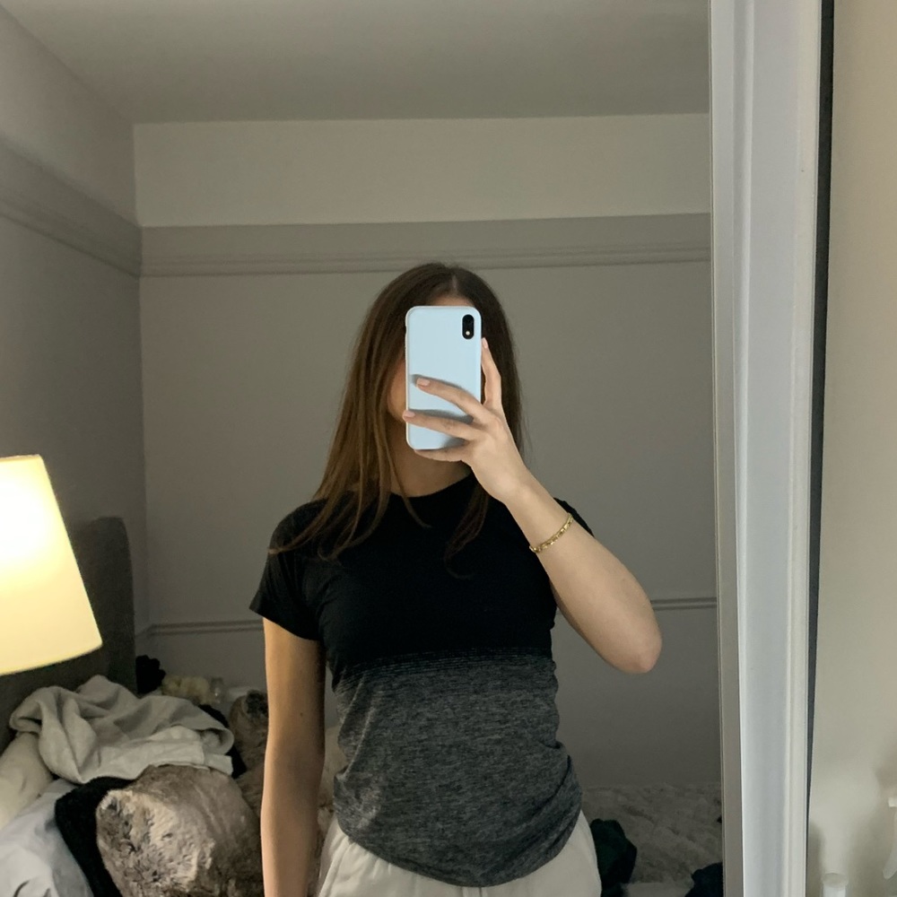Workout top - Picture 2 of 3